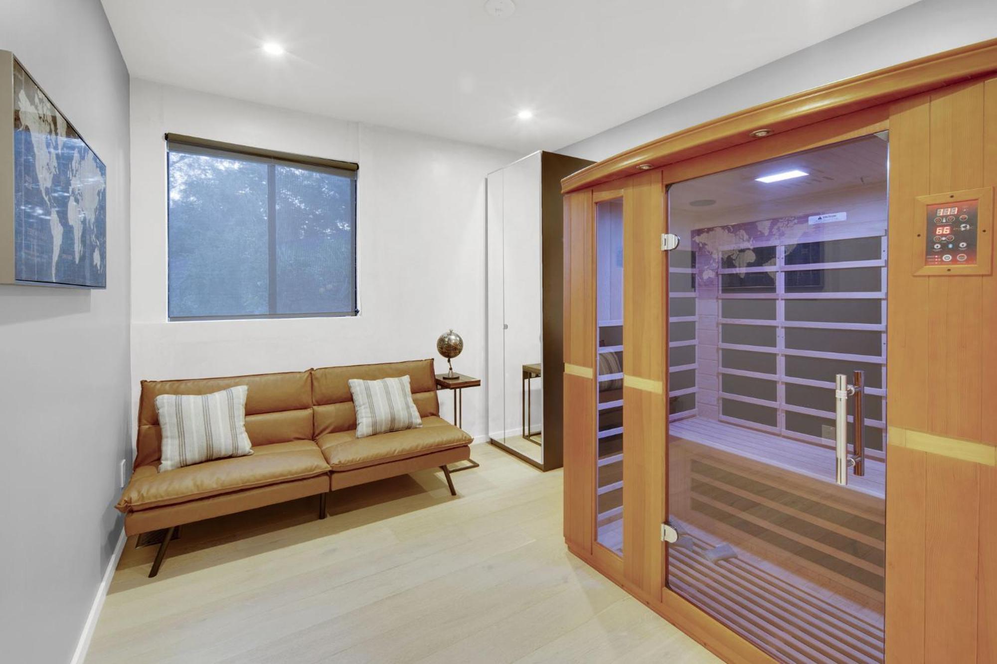 New! Luxury 5br, W/arcade, Sauna, Views, Fire Pit! Holiday home