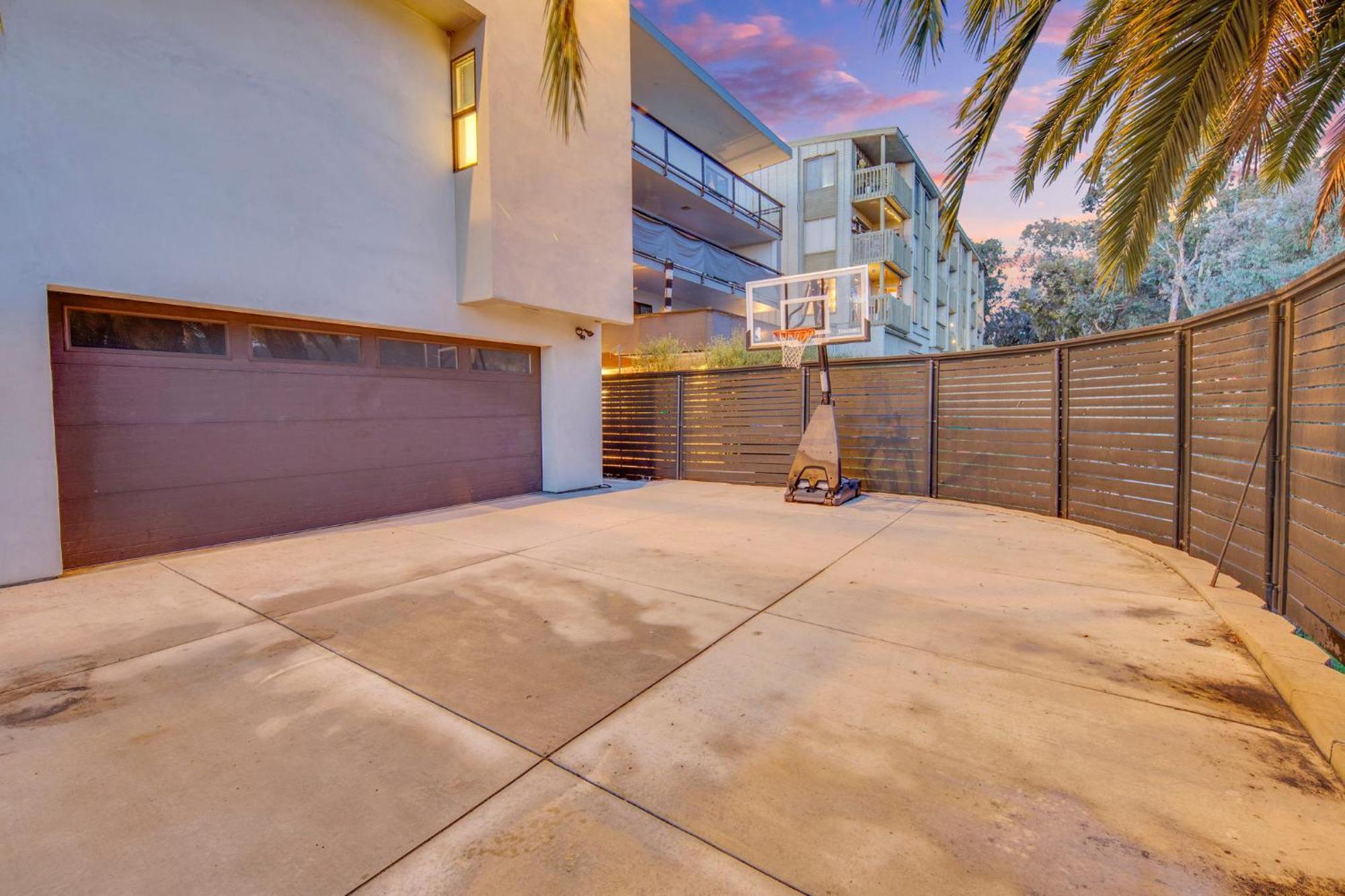 New! Luxury 5br, W/arcade, Sauna, Views, Fire Pit! Holiday home *